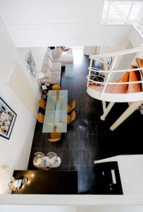 - Vistas a la sala de estar con litera en St Agne 3 min du métrobus - Patio - bassin, en Toulouse 38 fotos más