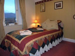 Tempat tidur dalam kamar di Achnabobane Farmhouse