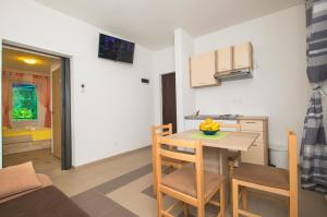 a kitchen and dining room with a table and chairs at Apartment Afrika in Makarska