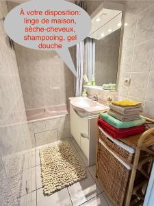 ラ・ボールにある3Très Beau logement, idéalement situé , Plages, Port & Vélo à Dispの洗面台、鏡、タオルを備えたバスルーム +37枚の写真