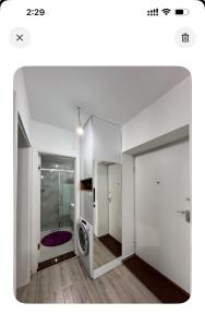 ein Bad mit einer Waschmaschine in einem Zimmer in der Unterkunft Mountain View Apartment in the heart of city in Peja