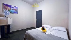 ゴイアニアにあるDom Victor Residence Hotel 2のベッドルーム1室(ベッド1台、鳥付)