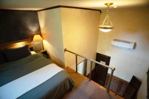 una camera d'albergo con letto e stufa di Casa Bianca a Hakuba