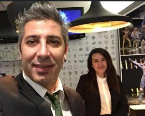 een man in pak en stropdas en een vrouw bij Green Seeblick Hotel am See in Obermaubach