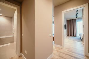 a hallway with a door leading to a bedroom at Cazare Suceava Self Check-in şi Parcare Subterană in Suceava +3 photos