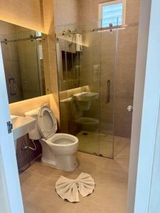 ein Badezimmer mit Toilette und Glasdusche in der Unterkunft Hill Jai Poolvilla Khao Kho in Khao Kho + 21 Fotos