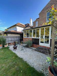 a backyard of a house with a garden and a patio at Townhouse 30 mins from central London in Sevenoaks in Sevenoaks