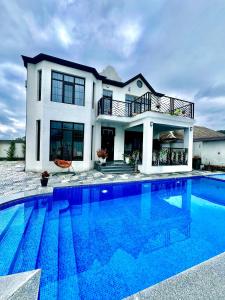 Bazén v ubytování Qabala Gabala LUXURY Villa Hot Pool nebo v jeho okolí