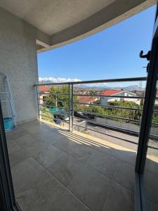 un balcón con vista al mar en Gorica C Apartment, en Podgorica 4 fotos más
