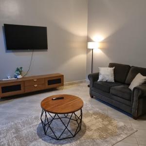 Posezení v ubytování Cosy Lake View Apartment, Netflix, Internet