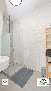 un baño con ducha y lavabo en Nisay Home, Apart Suite, N2, en Ludwigsburg