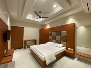 Un dormitorio con una cama y un televisor. en Devi villa, en Bikaner