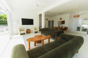 TV a/nebo společenská místnost v ubytování Beautiful beachfront villa with lagoon view + 25 fotografií