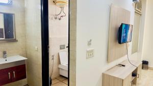 Phòng tắm tại Hotel Amaara Stayz- Sector 39, Medanta Hospital