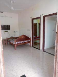- une chambre avec un lit dans une pièce avec un miroir dans l'établissement Aathi cottage, à Chinnakanal