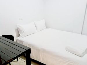 Ένα ή περισσότερα κρεβάτια σε δωμάτιο στο Mitr inn Khaosan มิตร อินน์ ถนนข้าวสาร 2