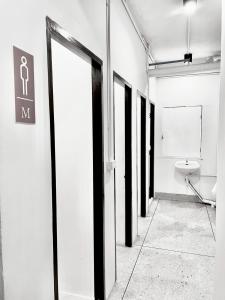 Ένα μπάνιο στο Mitr inn Khaosan มิตร อินน์ ถนนข้าวสาร 2 +43 φωτογραφίες