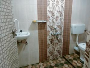 une salle de bains avec toilettes et lavabo dans l'établissement Aathi cottage, à Chinnakanal