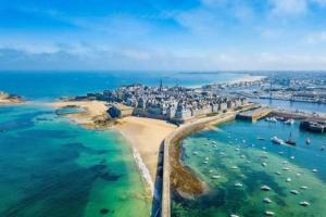 an aerial view of a beach with boats in the water at Ker Mamie-Paule charmante, petite maison, située entre Saint-Malo et le Mont-Saint-Michel in Le Vivier-sur-Mer