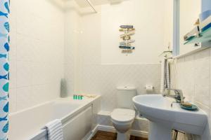 y baño con bañera blanca, aseo y lavamanos. en About Tern - 10-Minute Walk to Poole Quay, with Harbour Views, en Poole 23 fotos más