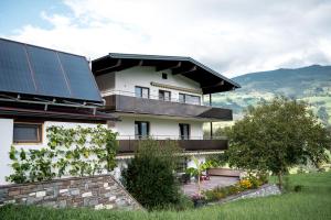 une maison dotée de panneaux solaires sur son côté dans l'établissement A schön's Platzerl - Apartment Argus, à Fügenberg