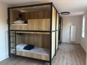 Auberge de Jeunesse Les Francas du Pas-de-Calais - ARRAS في Saint-Laurent-Blangy: سريرين بطابقين في غرفة