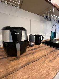 a slow cooker on a counter in a kitchen at Smart Stay Porta Westfalica Zentrum in Porta Westfalica