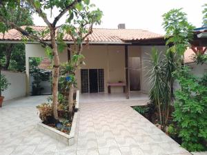 a courtyard of a house with a tree at Alter Centric Vila na Trav Copacabana in Alter do Chao