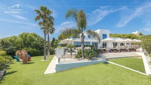 O grădină în afara Villa Wave