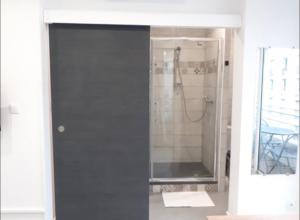 Et badeværelse på Studio climatisé vue église du Panier et hôtel intercontinental