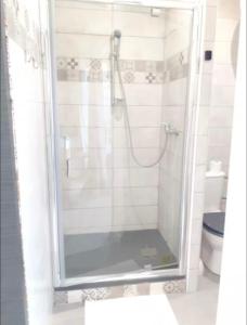 Et badeværelse på Studio climatisé vue église du Panier et hôtel intercontinental