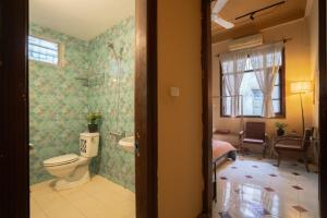 ハノイにあるTreelings Coffee & Home, Old Quarter, Food Streetのバスルーム(トイレ、洗面台付) +126枚の写真