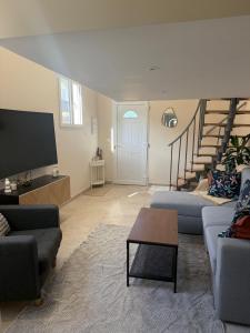 Ruang duduk di Charmant appartement, piscine 15 min de Nice