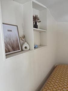 Katil atau katil-katil dalam bilik di Charmant appartement, piscine 15 min de Nice +3 gambar