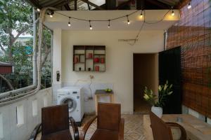 ハノイにあるTreelings Coffee & Home, Old Quarter, Food Streetのパティオ(洗濯機、テーブル、椅子付)