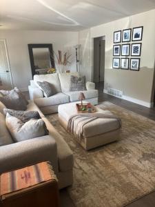 Χώρος καθιστικού στο The Loyola