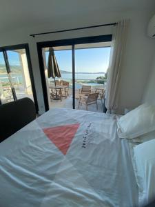 En eller flere senge i et værelse på Appartement Agosta plage