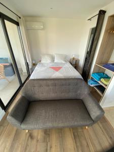 En eller flere senge i et værelse på Appartement Agosta plage