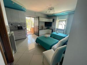 una camera con due letti e una cucina di Casa Marciano Costa D'Amalfi a Vietri