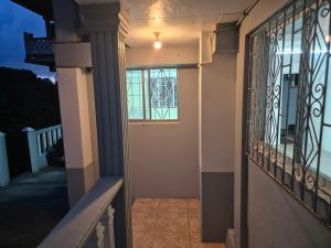 金斯敦Ocean View Guest Apt的门窗门门厅门厅