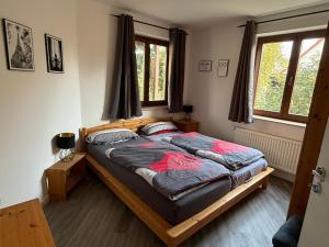 プットブスにあるFerienhaus Lotz mit drei Ferienwohnungen in Putbus auf Rügenの部屋の中に大きなベッドがある寝室