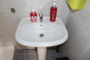 Un lavabo con dos botellas encima. en Dreams Studio Apartments - Deira, en Dubái
