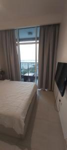 Postel nebo postele na pokoji v ubytování ALREEM ISLAND, Unique furnished one bedroom with amazing sea view POOL, GYM, parking, Pets allowed