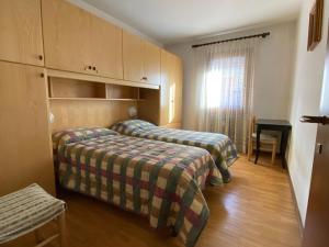 Postel nebo postele na pokoji v ubytování 089 Ampio trilocale con doppi servizi, Giustino