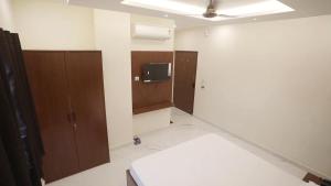 Et tv og/eller underholdning på Hotel Gupta Garden