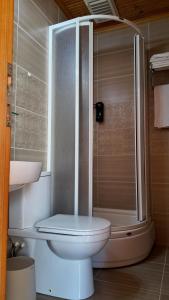 a bathroom with a toilet and a shower at İzmir Yaşam Vadisi Oteli in Burunabat