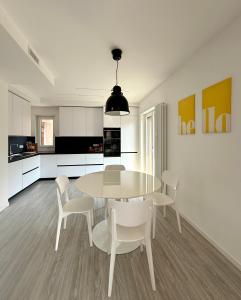 een keuken en eetkamer met een tafel en stoelen bij Domus Fersina in Trento