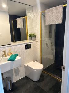 une salle de bain avec toilettes, lavabo et douche dans l'établissement Plush 221 Midnight Braddon 2bedroom 2bathroom Free parking Free wifi, à Braddon