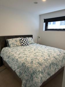 une chambre avec un lit avec une couverture et une fenêtre dans l'établissement Plush 221 Midnight Braddon 2bedroom 2bathroom Free parking Free wifi, à Braddon 42 autres photos