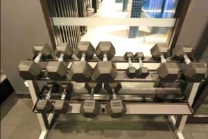 une rangée de haltères sur un portant dans une salle de sport dans l'établissement Plush 221 Midnight Braddon 2bedroom 2bathroom Free parking Free wifi, à Braddon